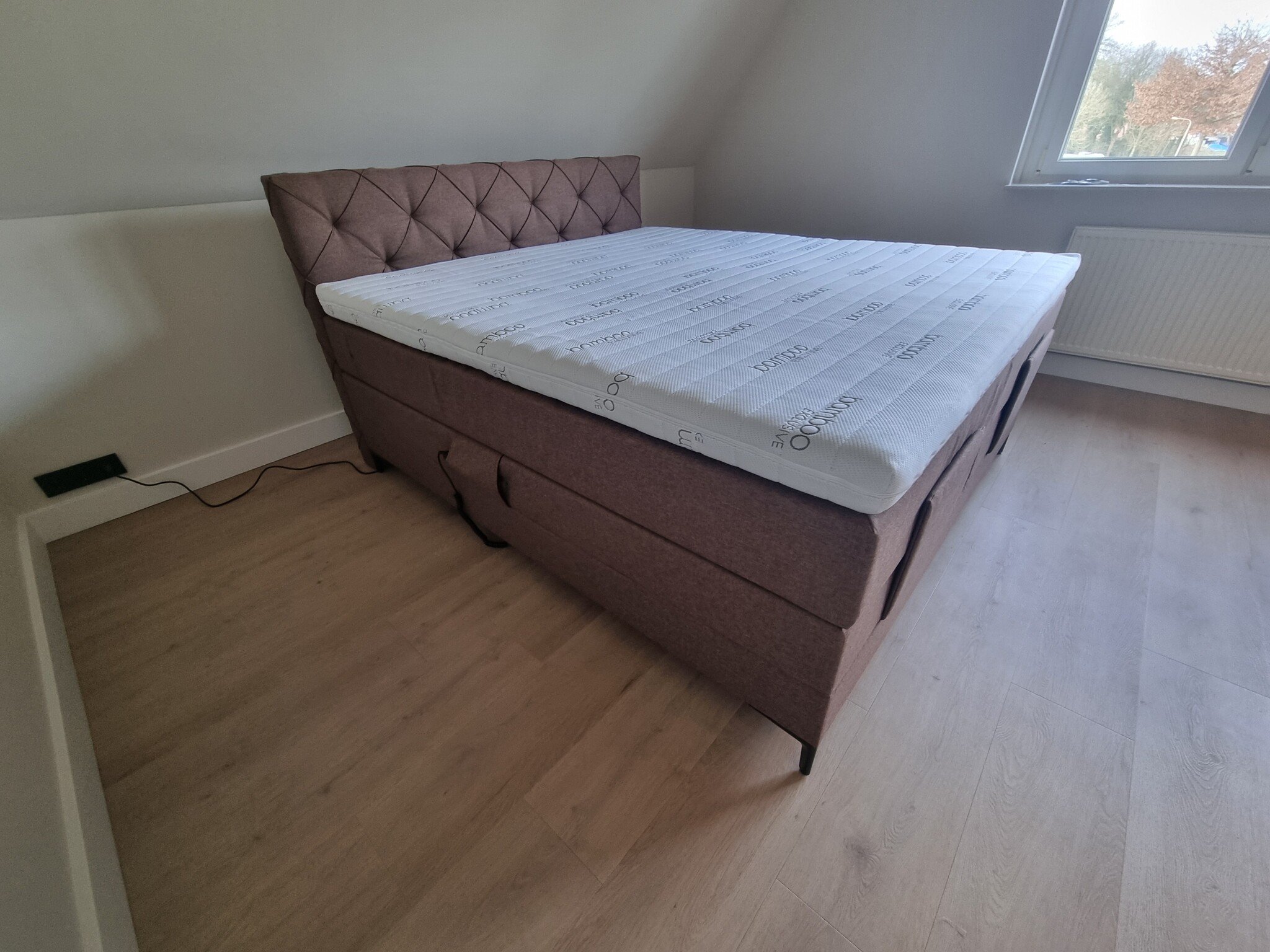 Geleverd in Vroomshoop Diresta model Dormito, dan wel elektrisch en met split topper