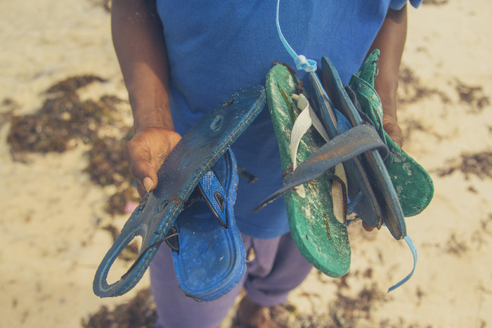 Al die slippers!