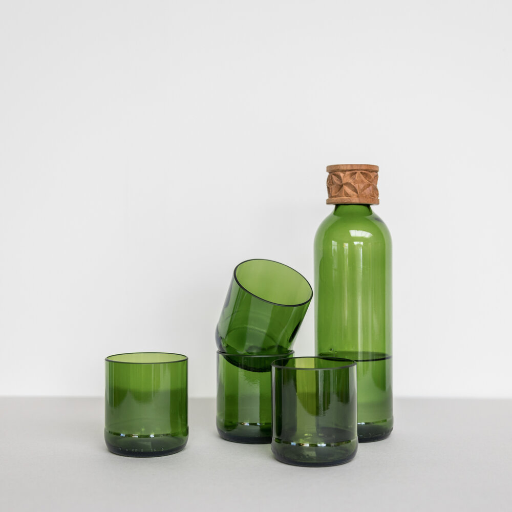 Carafe and set of 4 drinking glasses Carafe and set of 4 drinking glasses