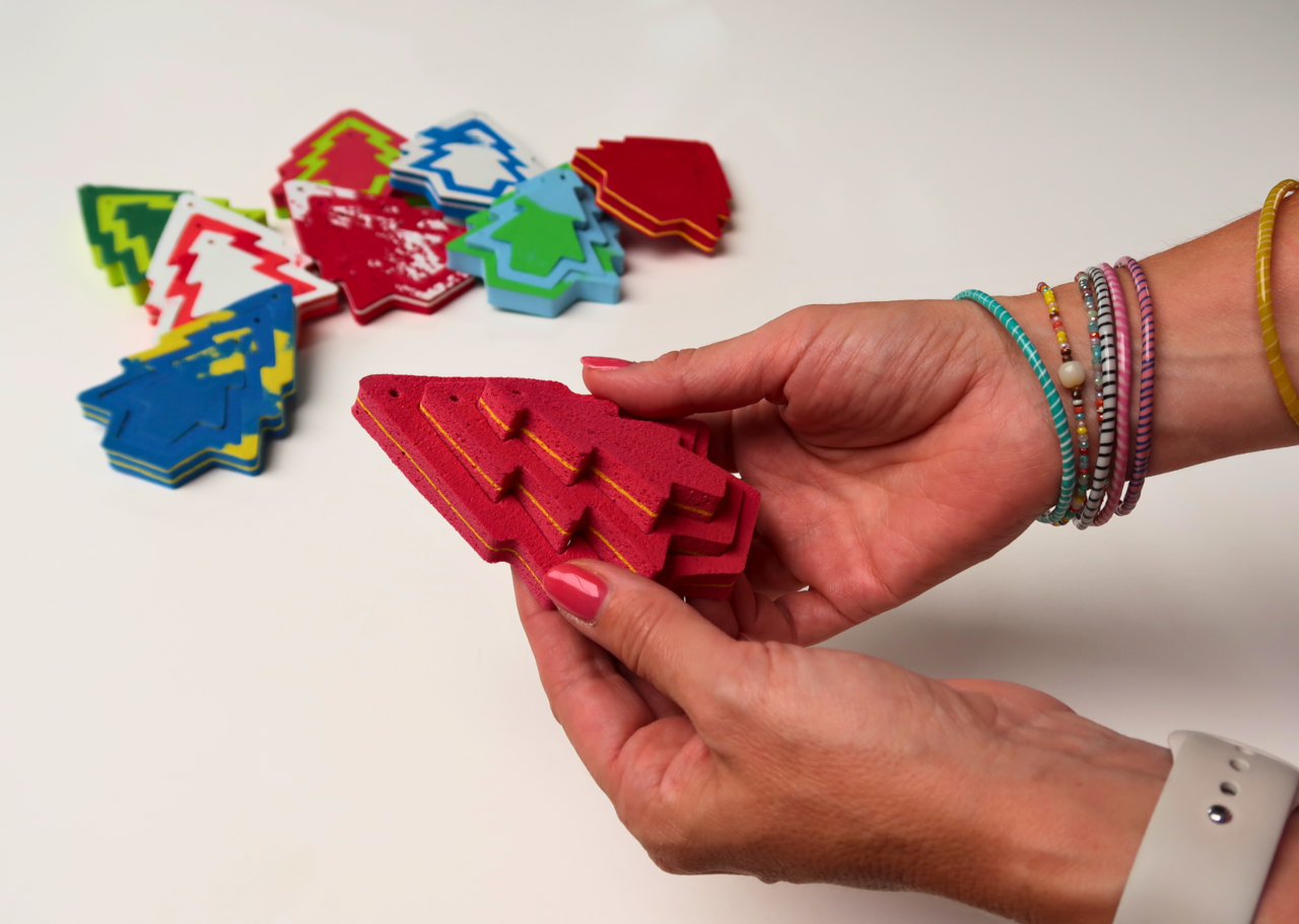 Ein fröhlicher, wirkungsvoller Weihnachtsanhänger Ein fröhlicher, wirkungsvoller Weihnachtsanhänger