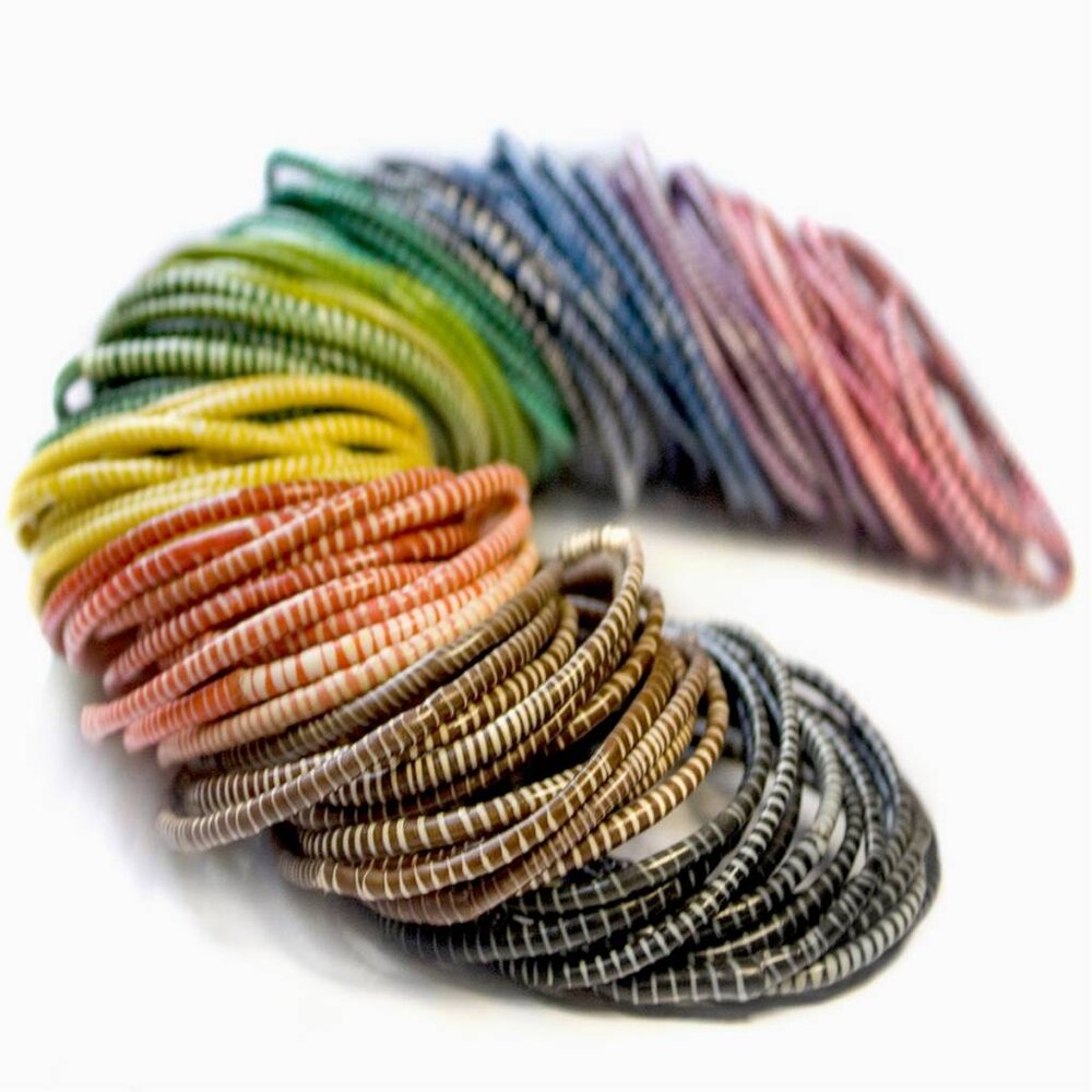 Afrikaanse gekleurde armbanden van gerecyclede slippers Afrikaanse gekleurde armbanden van gerecyclede slippers
