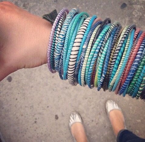 Bracelets colorés africains fabriqués à partir de chaussons recyclés Bracelets colorés africains fabriqués à partir de chaussons recyclés