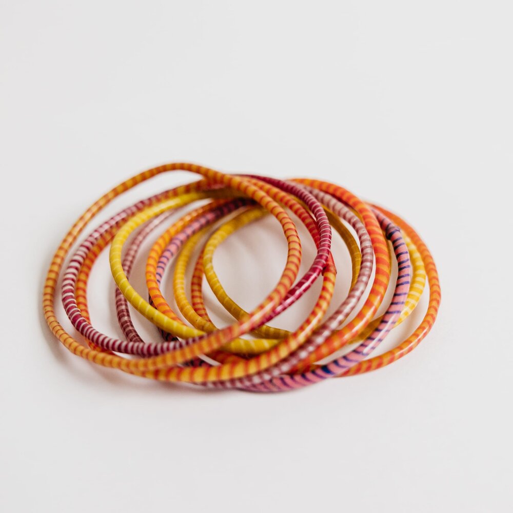 Bracelets colorés africains fabriqués à partir de chaussons recyclés Bracelets colorés africains fabriqués à partir de chaussons recyclés
