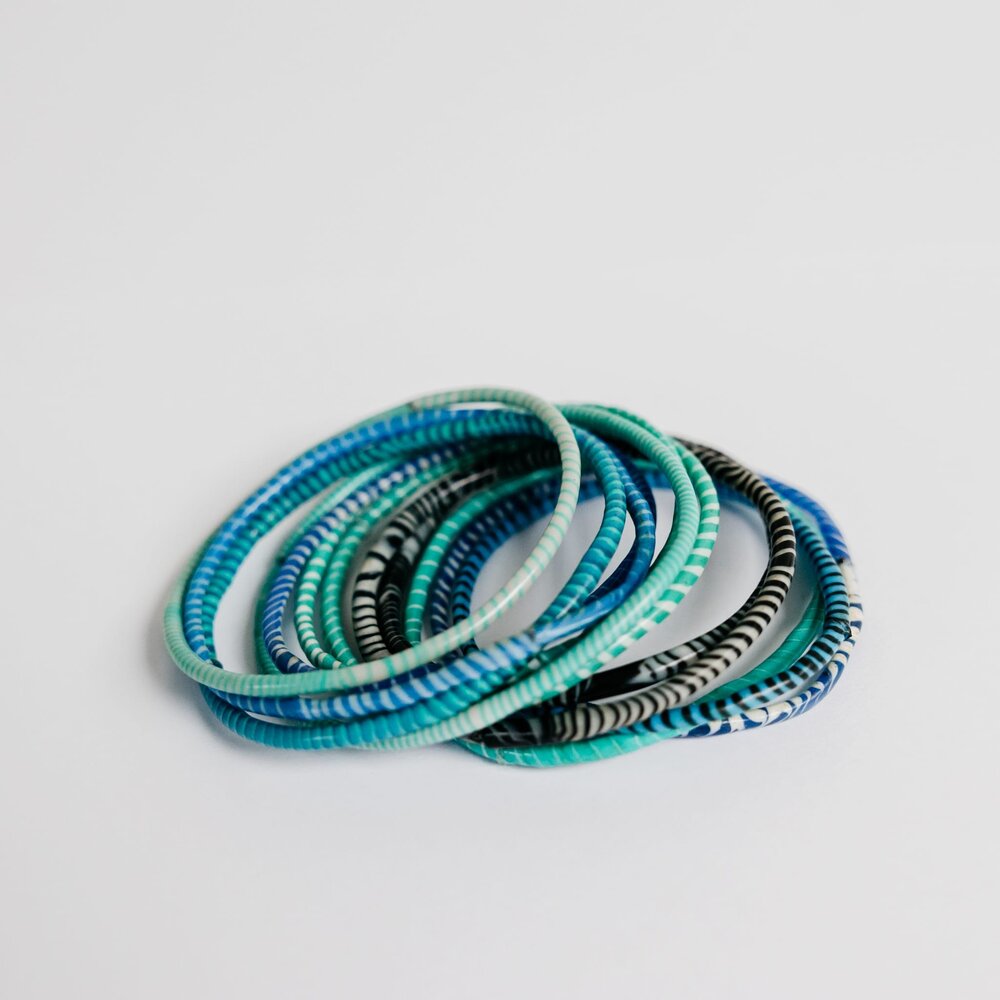 Bracelets colorés africains fabriqués à partir de chaussons recyclés Bracelets colorés africains fabriqués à partir de chaussons recyclés