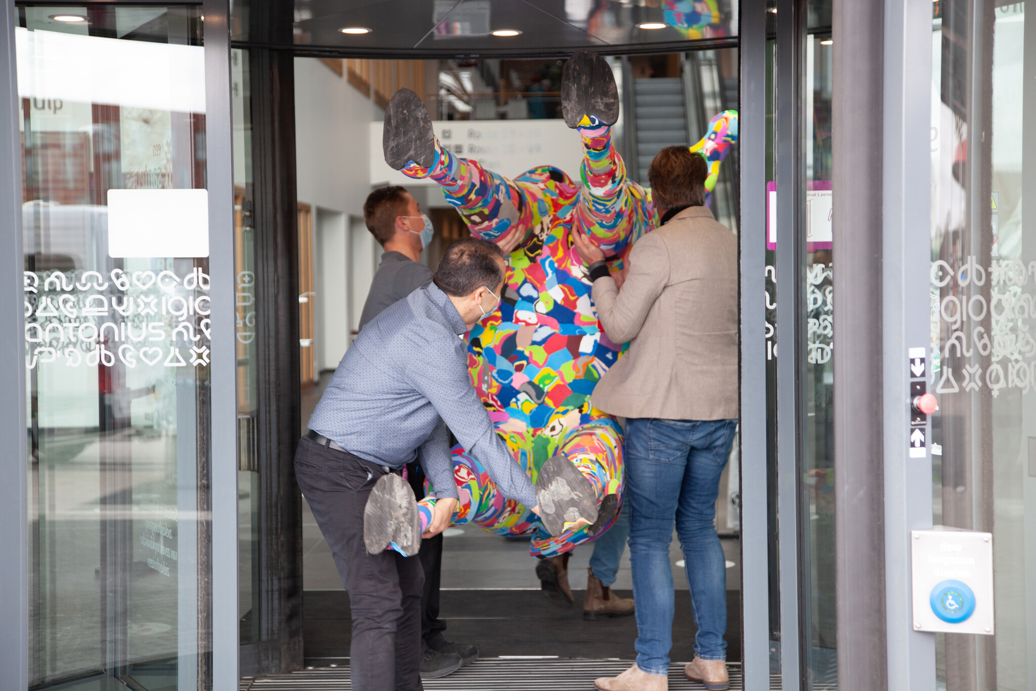 Vier meter hoge kleurrijke giraffen ambitieus topklinisch opleidingsziekenhuis