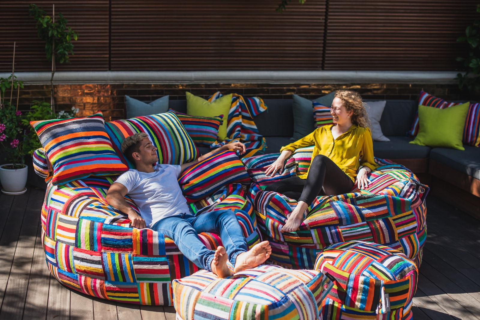 Runde Sitzsäcke aus ausrangierter Fast Fashion