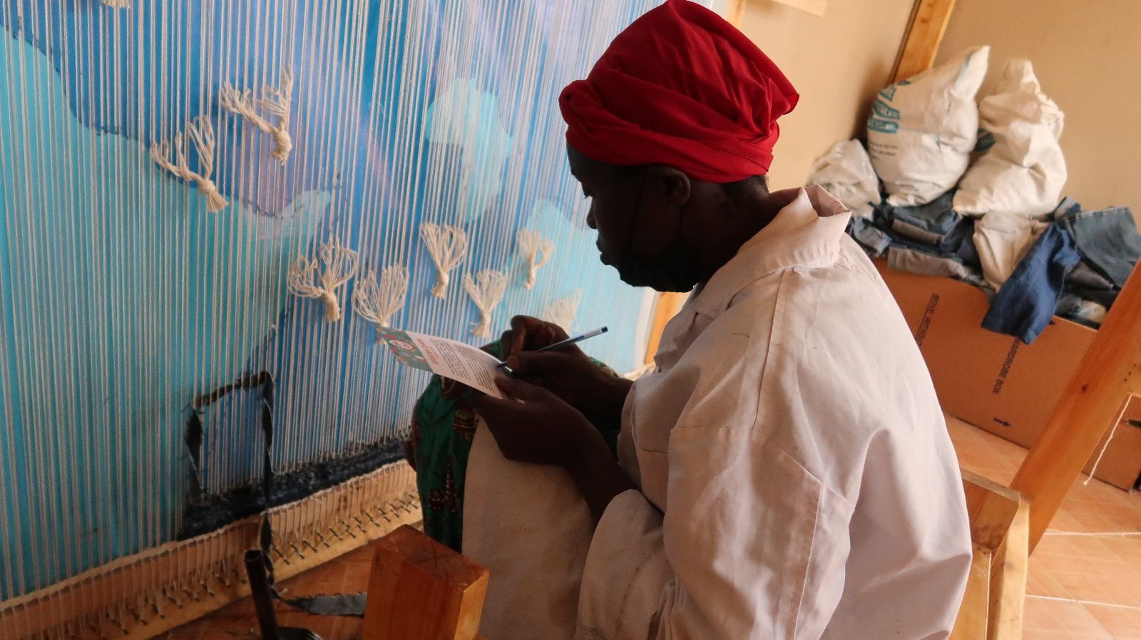 Wandkleid aus Jeans und Uniformen