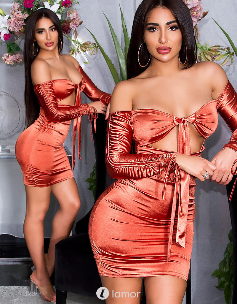 * KOUCLA Geplooide satijnen off-shoulder jurk afbeelding