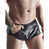 Short  gemaakt van stretchy mat wetlook materiaal. Brede elastische tailleband.