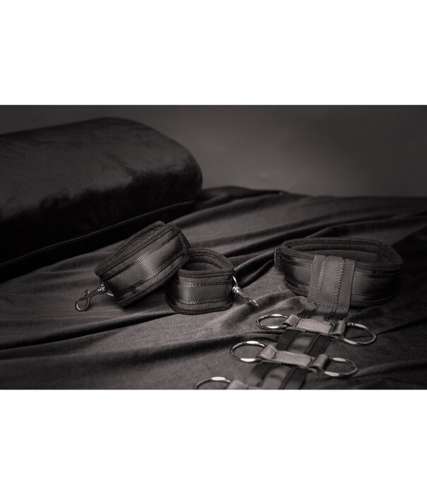 Ouch! by Shots Beperkingsharnas met Halsband en Handboeien - Zwart