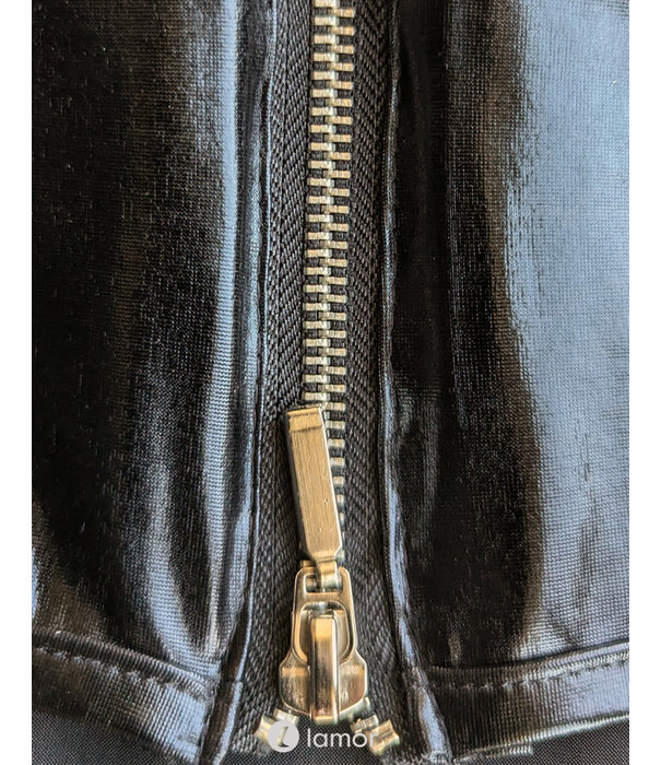 * 7-HEAVEN Zwart 2-delig Wetlook Set D164 met Karabijnsluiting – Sexy Top & Rok in Glanzend Materiaal