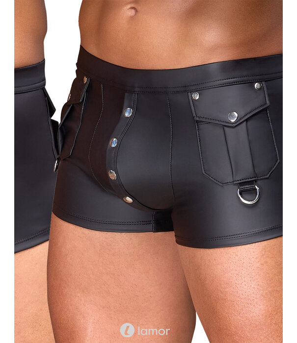 * NEK NEK Strakke short in zwart mattlook met drukknopen in de pouch, klappentasjes en decoratieve D-ringen