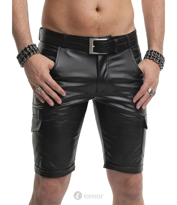 * RFP Regnes Fetish Planet Red Mark ADSimone001 wetlook heren shorts zwart met cargozakken en ritsdetails