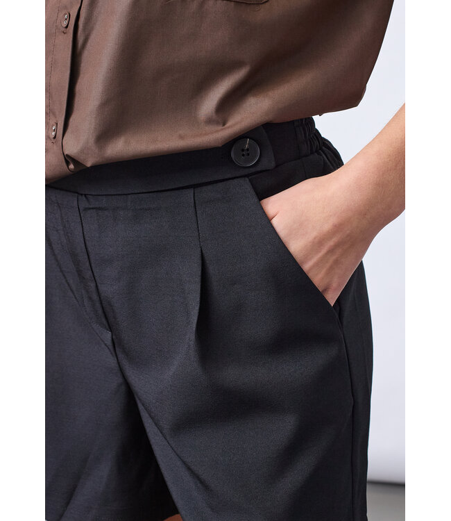 VIKSA - Shorts black