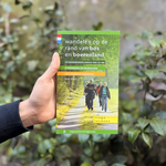 Wandelen op de rand van bos en boerenland