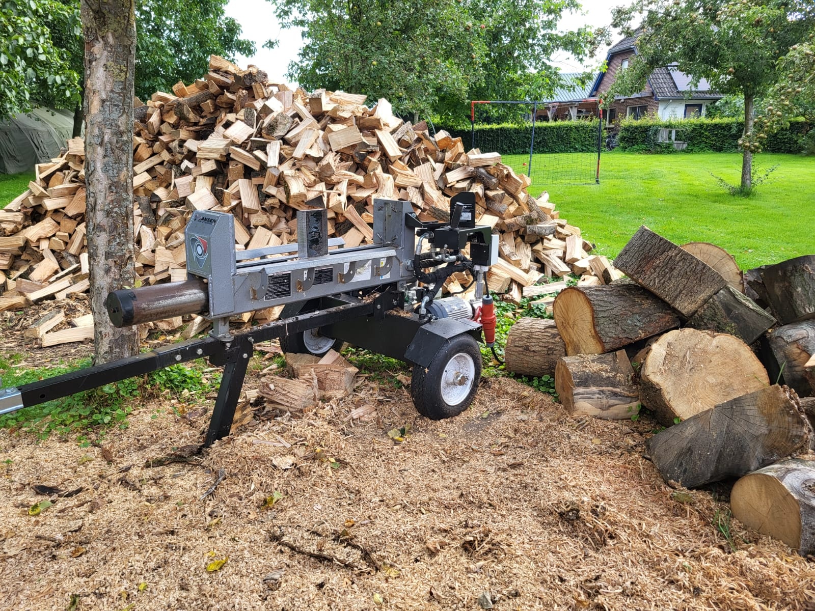 Gekloofd eikenhout, essenhout en beukenhout voor gebruik in een braai
