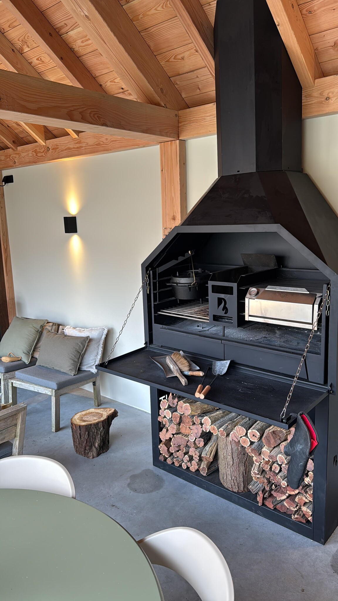 BRANT Vrijstaande Braai naast een sfeervolle lounge onder een houten overkapping