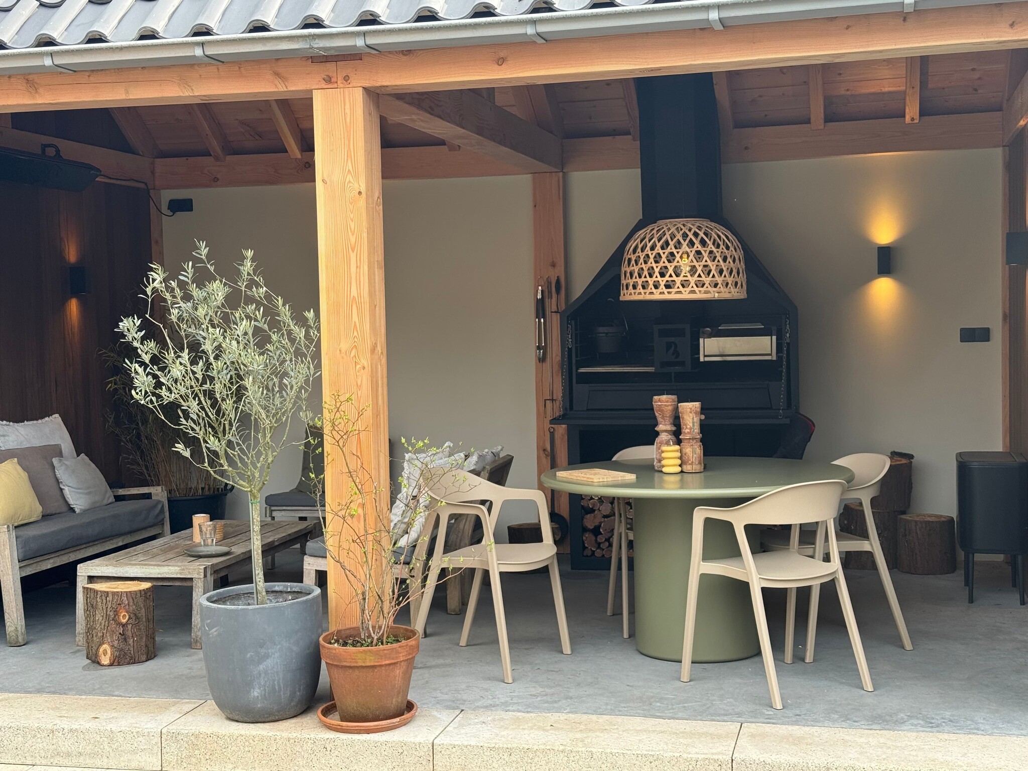 Vrijstaande braai onder een houten veranda | BRANT