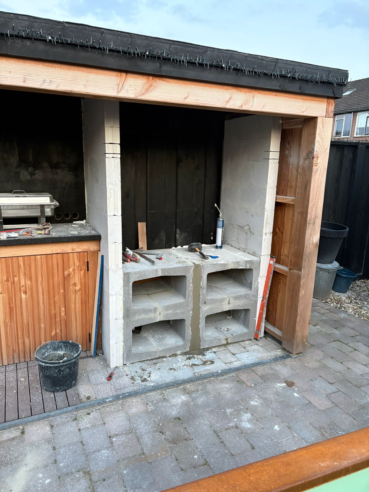 Opbouw van een nis en onderstel voor de montage van een BRANT Inbouw Braai 120 cm