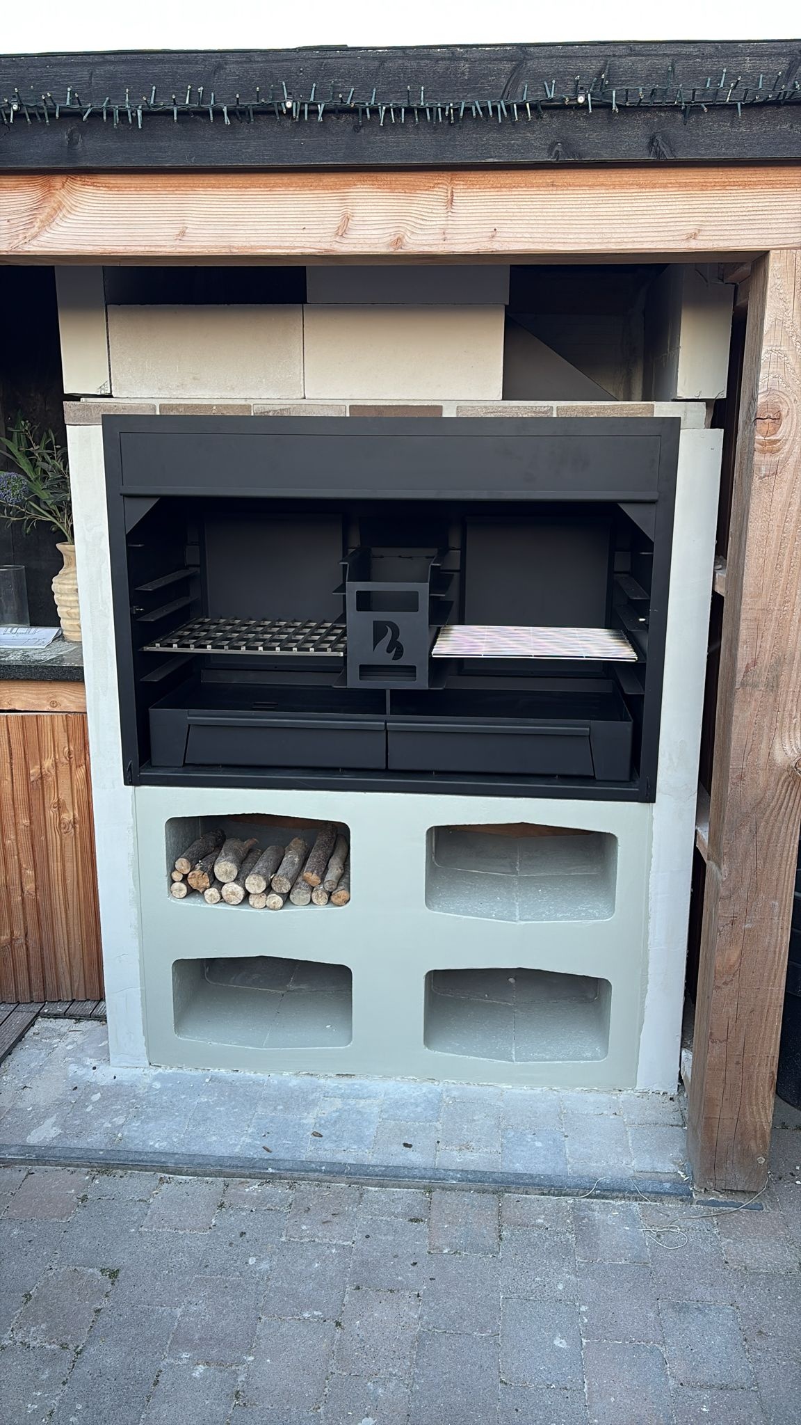 BRANT Inbouw Braai 120 cm na plaatsing met roosters, ember maker en interne onderdelen