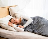 Menstruation in der Nacht: So verhinderst du Auslaufen und schläfst komfortabel