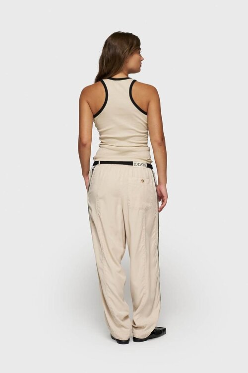 10Days Lichte aardetint tanktop met ribstructuur en contrasterende details.