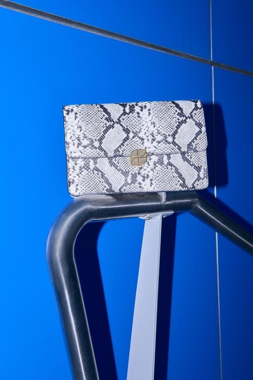 By Bar Tas met Slangenprint