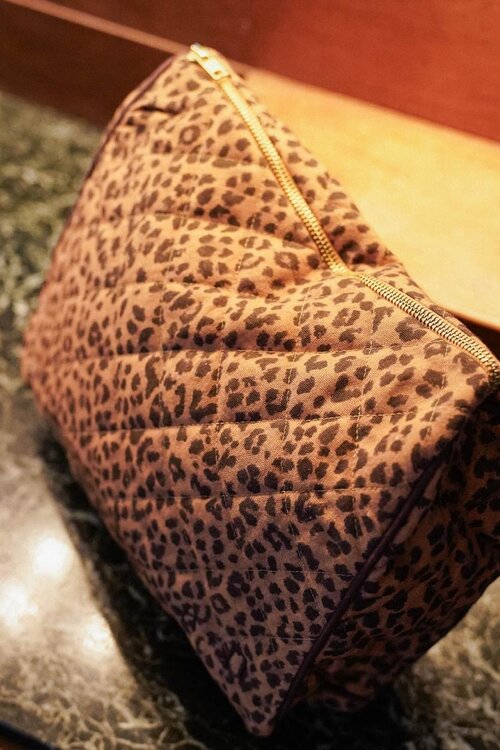 Anna & Nina Bruine Leopard Gewatteerde Toilettas