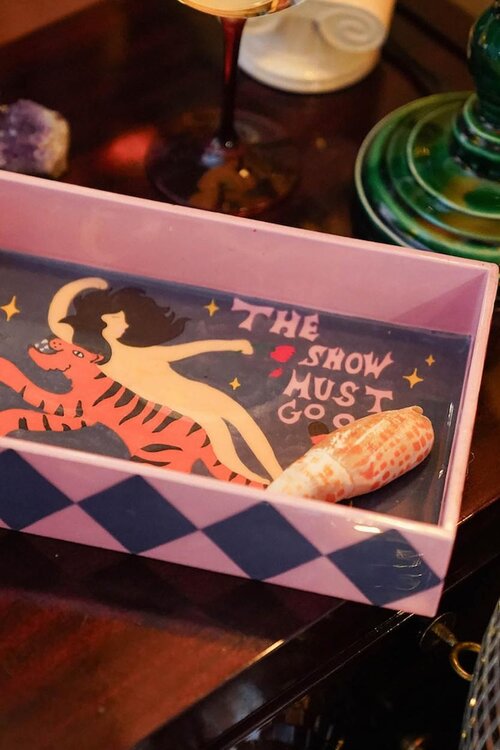 Anna & Nina gekleurde The Show Must Go On Tray