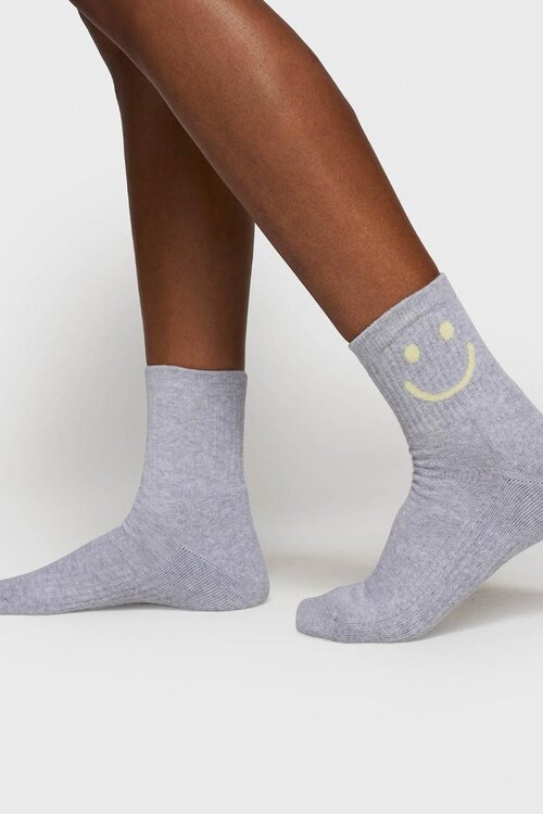 10Days Witte en grijs gemêleerde sokken met een glimlachend design