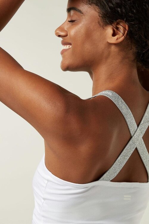 10Days WHITE THE WRAPPER LUREX: Deze elegante lurex wikkeljurk in wit is perfect voor speciale gelegenheden. De glanzende stof voegt een vleugje glamour toe, terwijl de wikkelstijl zorgt voor een flatterende pasvorm.