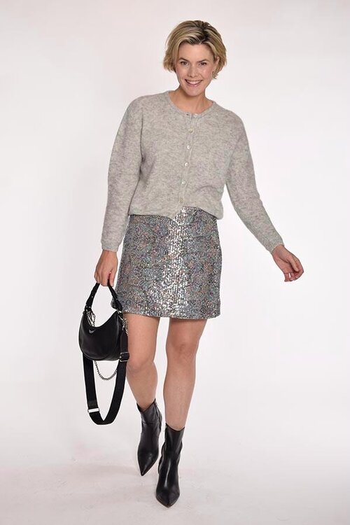 American Vintage Gris chine clair Gebreid Vest: Dit stijlvolle vest in een lichte grijze tint is perfect voor elke gelegenheid. Het biedt zowel comfort als een moderne uitstraling, ideaal voor een casual dagje uit of een ontspannen avond thuis.