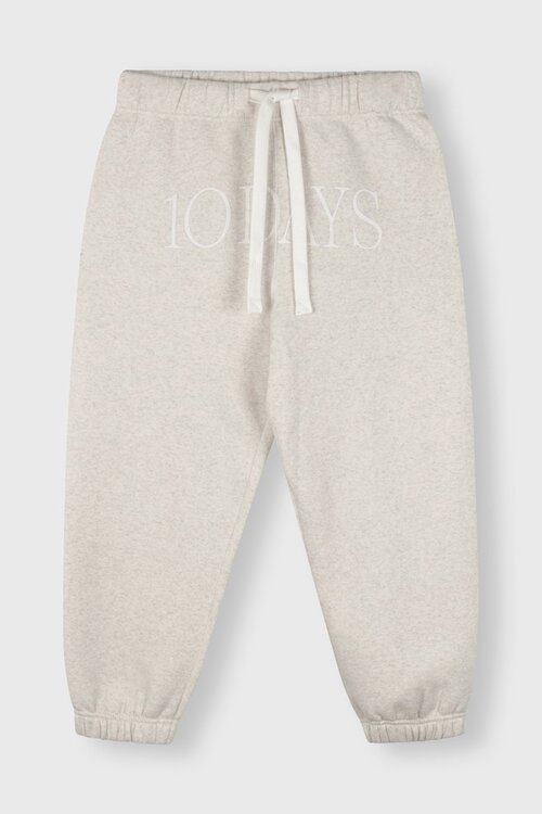 10Days Off White THE BARJOGGER FOAM: Deze stijlvolle jogger in een zachte off-white tint biedt zowel comfort als een moderne uitstraling. Perfect voor een casual dagje uit of een ontspannen avond thuis.