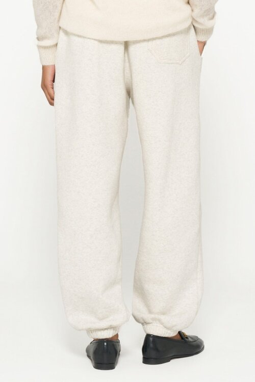 10Days Off White THE BARJOGGER FOAM: Deze stijlvolle jogger in een zachte off-white tint biedt zowel comfort als een moderne uitstraling. Perfect voor een casual dagje uit of een ontspannen avond thuis.