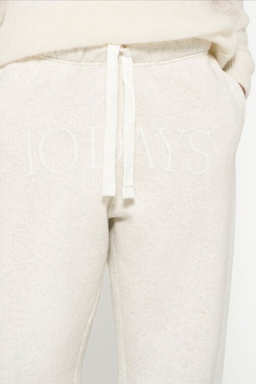 10Days Off White THE BARJOGGER FOAM: Deze stijlvolle jogger in een zachte off-white tint biedt zowel comfort als een moderne uitstraling. Perfect voor een casual dagje uit of een ontspannen avond thuis.