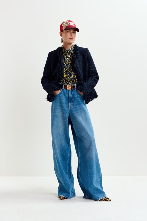 Essentiel Antwerp Navy Fringed Jack: Deze stijlvolle jas in marineblauw is voorzien van speelse franjes, perfect voor een trendy look.