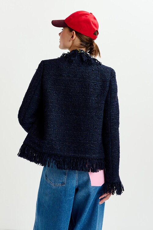 Essentiel Antwerp Navy Fringed Jack: Deze stijlvolle jas in marineblauw is voorzien van speelse franjes, perfect voor een trendy look.