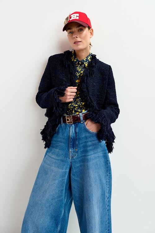 Essentiel Antwerp Navy Fringed Jack: Deze stijlvolle jas in marineblauw is voorzien van speelse franjes, perfect voor een trendy look.