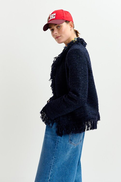 Essentiel Antwerp Navy Fringed Jack: Deze stijlvolle jas in marineblauw is voorzien van speelse franjes, perfect voor een trendy look.