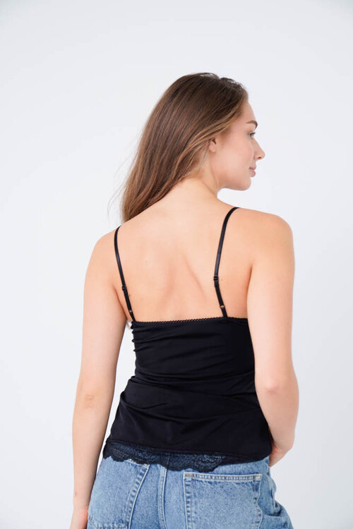 EST'SEVEN Zwarte Top van VAND. Lifestyle