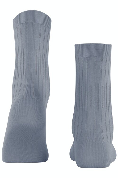 Falke Ribgebreide sokken in een zachte lichtblauwe tint