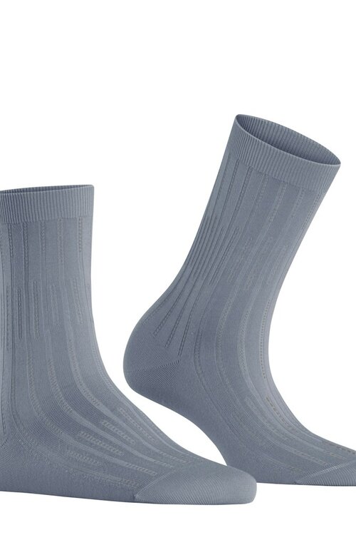 Falke Ribgebreide sokken in een zachte lichtblauwe tint