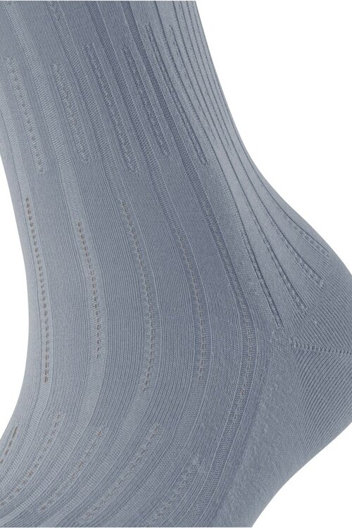 Falke Ribgebreide sokken in een zachte lichtblauwe tint