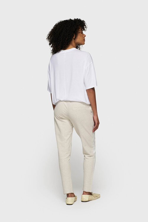 10Days Soft White Melee cropped jogger met riem en tape-details