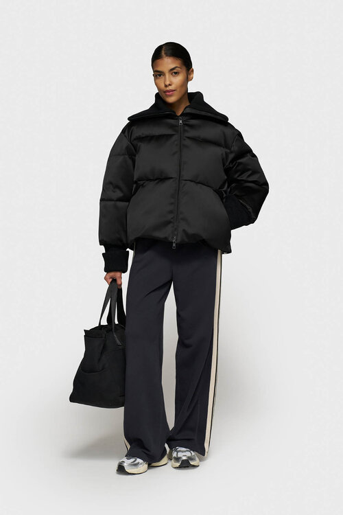 10Days De Black Smoking Puffer Jacket is een stijlvolle en warme jas, perfect voor koude dagen. Deze jas combineert functionaliteit met een moderne uitstraling, waardoor je er altijd modieus uitziet.