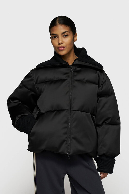 10Days De Black Smoking Puffer Jacket is een stijlvolle en warme jas, perfect voor koude dagen. Deze jas combineert functionaliteit met een moderne uitstraling, waardoor je er altijd modieus uitziet.