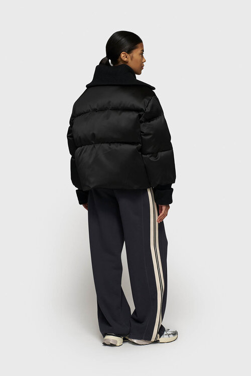 10Days De Black Smoking Puffer Jacket is een stijlvolle en warme jas, perfect voor koude dagen. Deze jas combineert functionaliteit met een moderne uitstraling, waardoor je er altijd modieus uitziet.