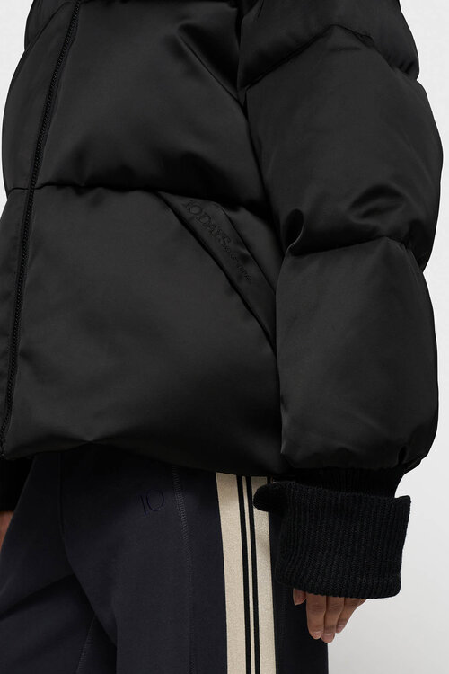 10Days De Black Smoking Puffer Jacket is een stijlvolle en warme jas, perfect voor koude dagen. Deze jas combineert functionaliteit met een moderne uitstraling, waardoor je er altijd modieus uitziet.