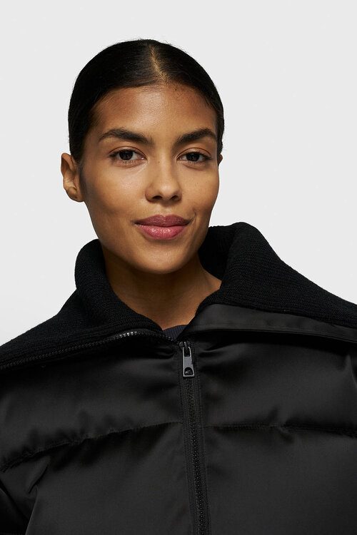 10Days De Black Smoking Puffer Jacket is een stijlvolle en warme jas, perfect voor koude dagen. Deze jas combineert functionaliteit met een moderne uitstraling, waardoor je er altijd modieus uitziet.