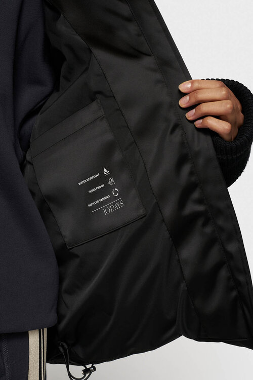 10Days De Black Smoking Puffer Jacket is een stijlvolle en warme jas, perfect voor koude dagen. Deze jas combineert functionaliteit met een moderne uitstraling, waardoor je er altijd modieus uitziet.
